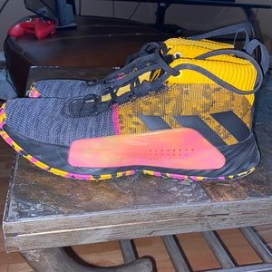 Adidas Dame 4’s Size 10.5 barely used very good condition